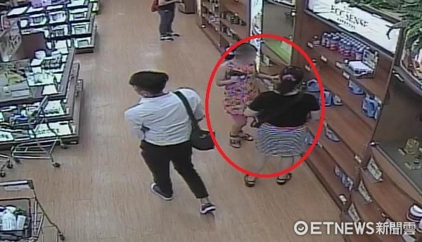 ▲郭女與9歲女兒發現商品架上有一支手機，竟聯手偷走。（圖／記者翻攝畫面）