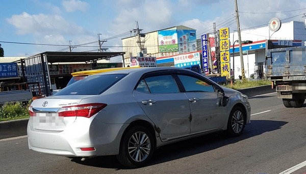 ▲神車「阿提斯」硬擠　慘變三明治（圖／翻攝自台灣新聞記者聯盟資訊平台）