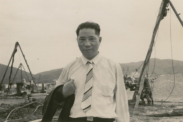 有「水泥大王」稱號的張敏鈺，1954年巡視岡山水泥廠的建設進度。（嘉泥提供）
