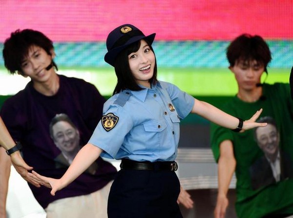 橋本環奈穿 警察制服 亮相 但往小腿一瞥 她被劇組害慘了 漫遊者181 鍵盤大檸檬 Ettoday新聞雲