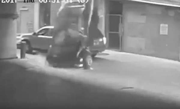 ▲扯！49歲女三寶誤踩油門　BMW暴衝慘從7樓墜落GG惹（圖／翻攝自YouTube／Jenny Lenn）