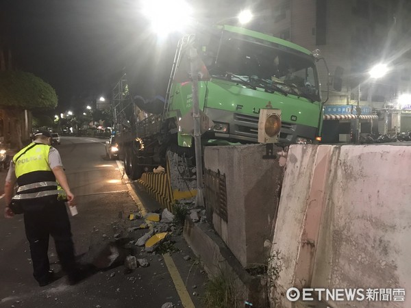 ▲▼大貨車路況不熟自撞引道護欄。（圖／記者陳豐德翻攝）