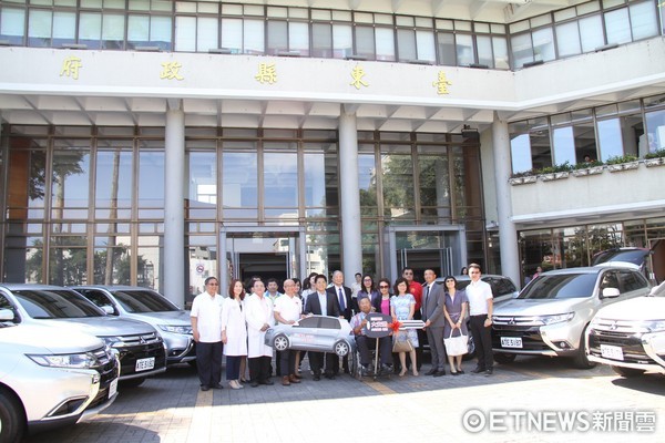 ‪台中市大安建設公司特地繞過半個台灣，捐贈台東縣7輛巡迴醫療車及醫療器材，共新台幣620萬元‬。（圖／台東縣政府提供）