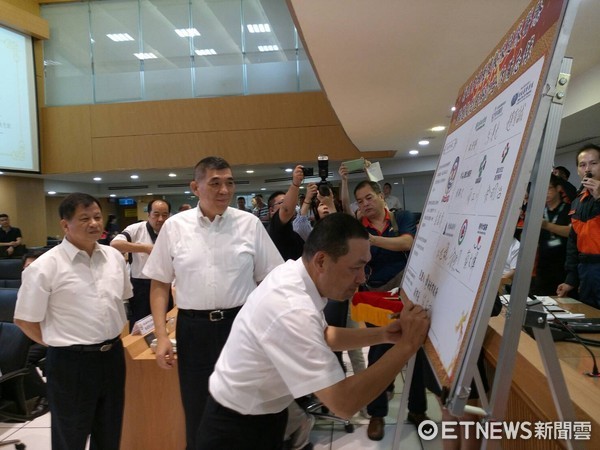 ▲新北市消防局特搜團隊與醫師、技師簽訂備忘錄，跨領域合作救援。（圖／記者林煒傑翻攝）