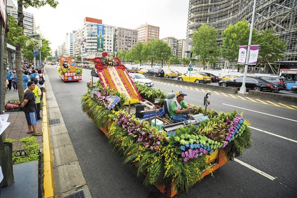 台北市政府12日舉辦大型踩街遊行活動，提前為週六的世大運暖場。