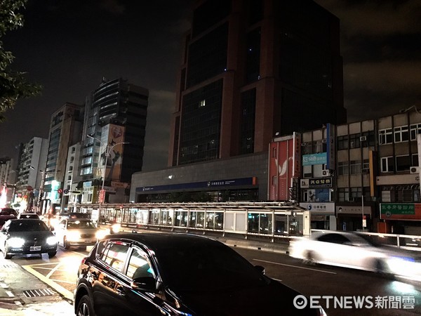▲▼ 815全台大停電，台北市區陷黑暗。（圖／記者陳弘修攝）