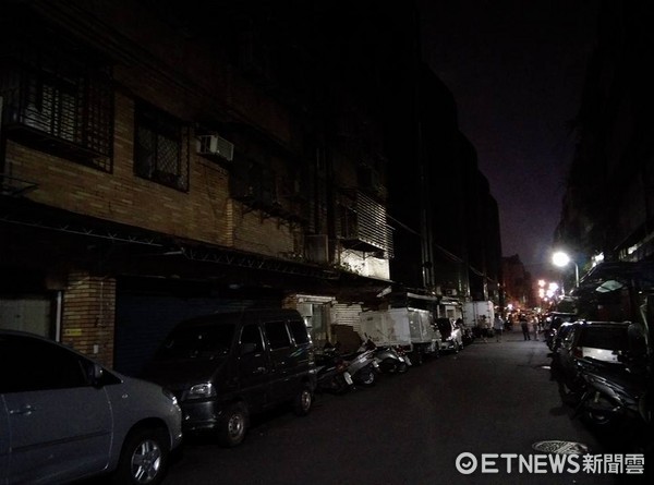 ▲▼815全台停電，台北市八德路漆黑。（圖／記者戴榕萱攝）