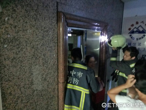 ▲台中市停電，消防隊獲報108件電梯受困案。（圖／記者莊智勝翻攝）