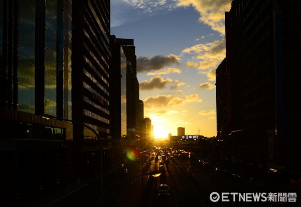 ▲「台北城懸日」（Taipeihenge，或稱「台北城巨石陣」、「台北日落大道」）（2012年08月資料照）。（圖／《ETNEWS新聞雲》資料照）