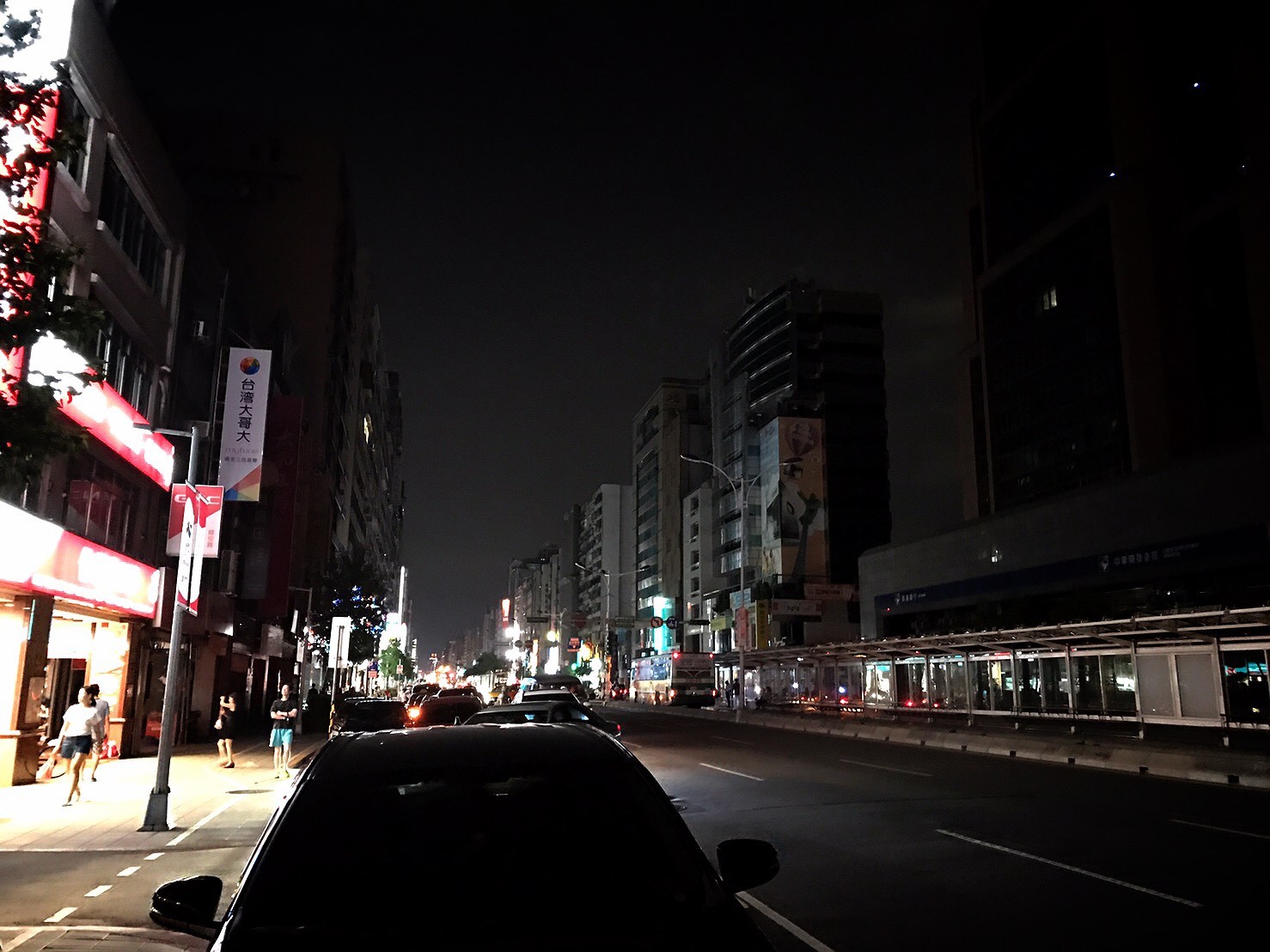 ▲▼815大停電，南京東路對街兩樣情。（圖／網友提供）