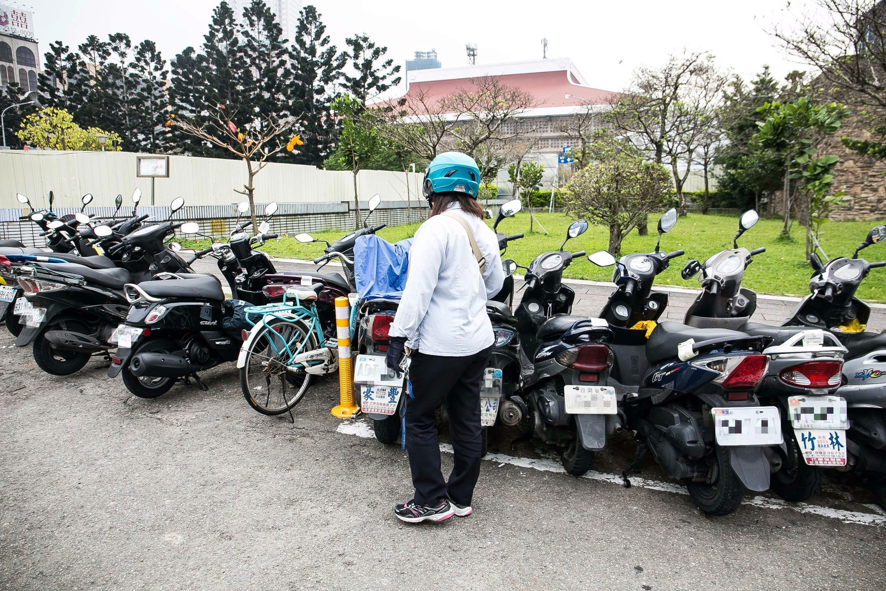 機車總被亂移 硬擠受傷網友暴怒 車越爛越愛移車 Ettoday車雲 Ettoday新聞雲