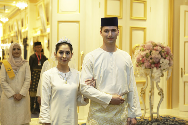 ▲ 馬來西亞柔佛州公主阿米娜與愛情長跑3年的男友丹尼斯於14日遵照古禮完婚。（圖／美聯社）