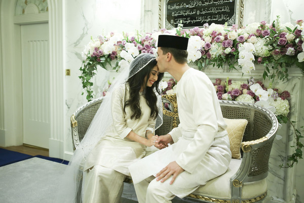 ▲ 馬來西亞柔佛州公主阿米娜與愛情長跑3年的男友丹尼斯於14日遵照古禮完婚。（圖／美聯社）