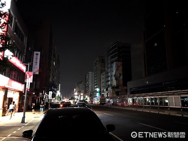 ▲▼815大停電，南京東路對街兩樣情。（圖／記者陳弘修攝）