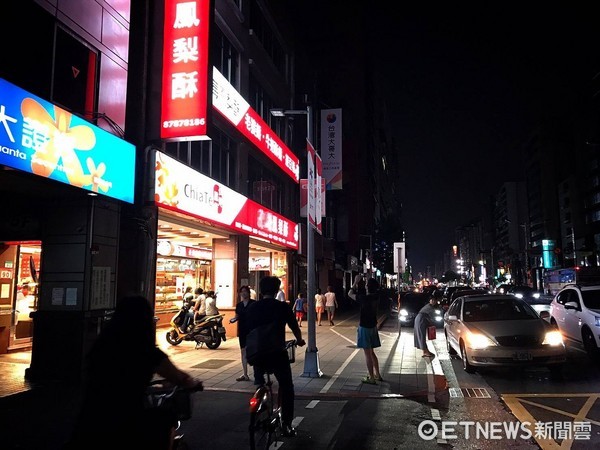 ▲▼815大停電，南京東路對街兩樣情。（圖／網友提供）