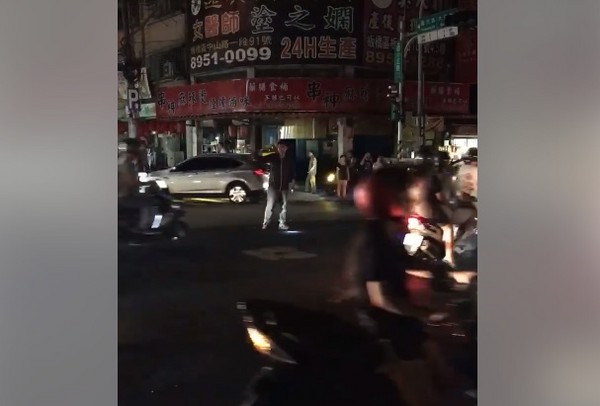 全台大停電時..熱心人站路口穿梭車陣指揮　網暖讚： 很感謝有他（圖／翻攝自「爆料公社」）