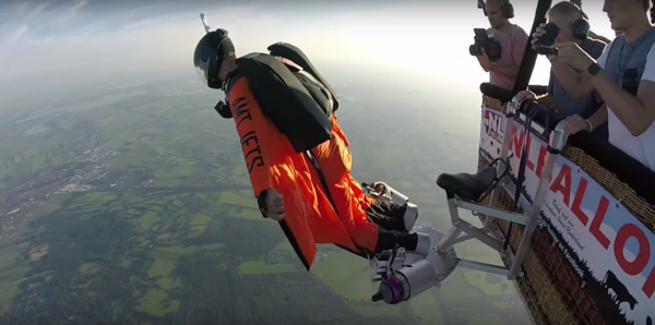 ▲▼荷蘭39歲亞諾（Jarno Cordia）在滑翔衣上裝設噴氣引擎，化身鋼鐵人。（圖／翻攝自YouTube／Jarno Cordia）