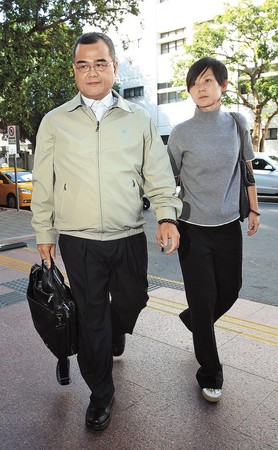 林益世（左）與妻子彭愛佳（右）同為中鋼廢爐渣案被告，彭遭控涉洗錢罪獲100萬元交保，一、二審均無罪。（中央社）