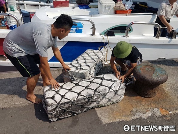 ▲浪貓卡在涵洞中，船長搭泡棉防撞墊，用魚網撈出牠。（圖／網友Shawn Chou提供，請勿隨意翻拍，以免侵權。）