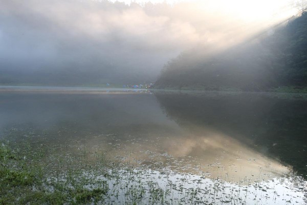 清晨太陽升起霧散之時，是松蘿湖最美的時刻。
