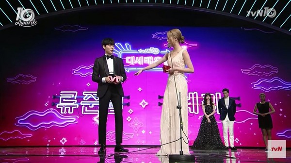 ▲《請回答1988》柳俊烈與惠利參加頒獎典禮，牽手畫面自然。（圖／翻攝自YouTube tvN）