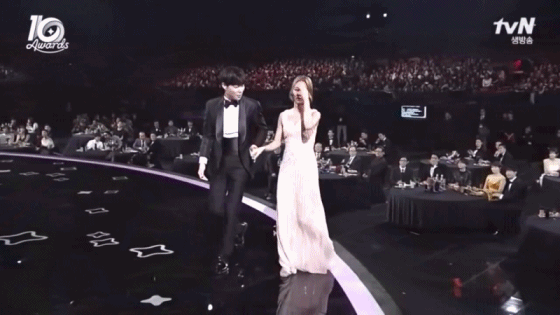 ▲《請回答1988》柳俊烈與惠利參加頒獎典禮，牽手畫面自然。（圖／翻攝自YouTube tvN）