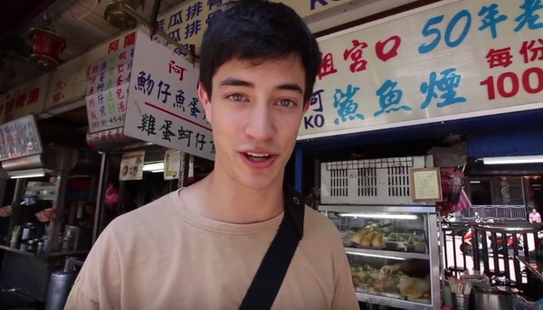 ▲加拿大小鮮肉馬丁在台灣拍攝美食影片，到處嘗試小吃。（圖／翻攝自 Luke Martin YouTube）