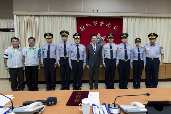 ▲警察同仁晉陞 林智堅市長親授階。（圖／新竹市政府提供）