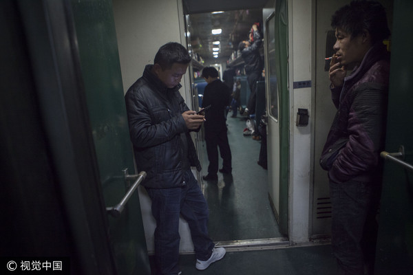 ▲▼中國大陸一名高中畢業生搭乘火車遭受二手菸侵襲，因而憤怒告發鐵路局。（圖／CFP）