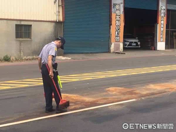 ▲▼3名員警將拋錨休旅車推到路邊。（圖／記者陳豐德翻攝）