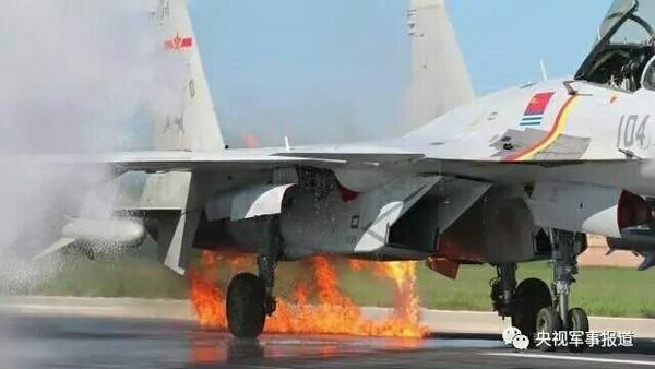 中國官媒再次披露，殲-15在起飛不到1分鐘遭鳥群撞擊，導致左側發動機起火。所幸飛行員在各方的合作下成功以低高度單發迫降成功。（圖／翻攝自央視軍事報道）