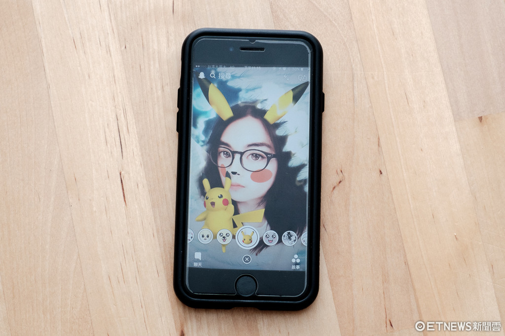 Snapchat 推出皮卡丘 AR 濾鏡。（圖／記者莊友直攝、翻攝自手機）