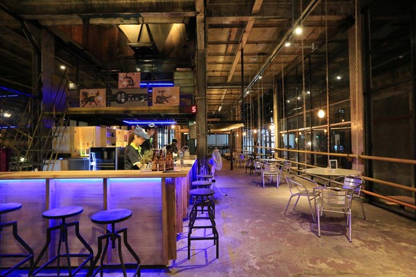 十鼓「糖BAR子」，是渾然天成的工業風酒吧及輕食館。