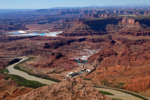 ▲▼美國猶他州摩押市（City of Moab）的空拍照太陽能能蒸發池。（圖／翻攝自NASA官網）