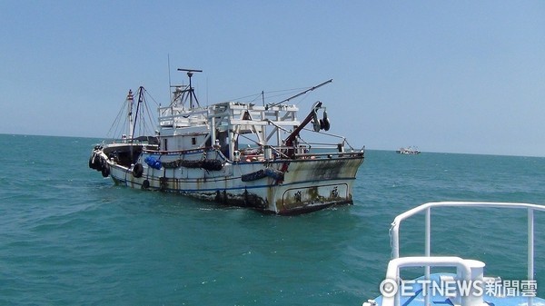 ▲海洋巡防總局淡水海巡隊在淡水外海查獲漁船雇用大陸籍漁工。（圖／記者林煒傑翻攝）