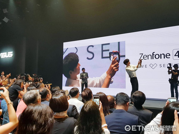 ▲孔劉用過的紅色自拍機！ASUS ZenFone 4 Selfie Pro直擊。（圖／記者洪聖壹攝）