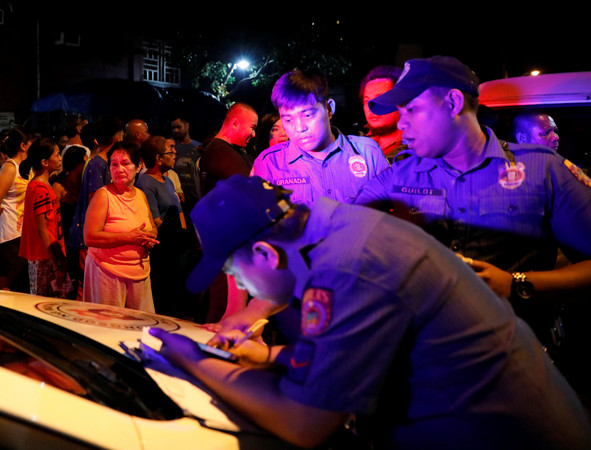 ▲ 菲律賓馬尼拉警方在16日晚間執行鐵腕掃毒行動，在過去24小時之內，造成26死。（圖／路透社）
