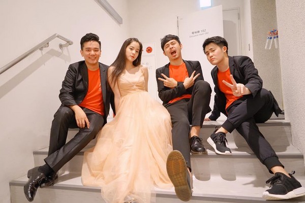 歐陽娜娜近期在台灣舉辦兩場演出，也跟樂團成員拍照。（翻攝自歐陽娜娜臉書）