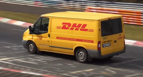 DHL快遞廂型車狂飆紐柏林　各式「奇車」齊聚綠色地獄（圖／翻攝自Auto Addiction Youtube）