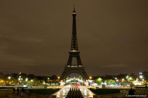 西班牙巴塞隆納恐攻，法國巴黎鐵塔熄燈致哀。（圖／翻攝「Tour Eiffel」臉書）