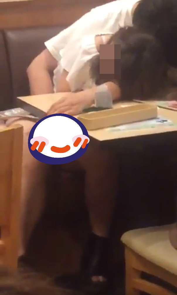 日本一對年輕情侶在拉麵店內「睡覺」，男生竟直接手摸女生下體，讓她的雙腿不停抖動，過程全被其他人拍下。（圖／翻攝「@mariyagreed」推特）