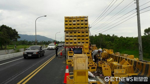 台九線258公里處北上車道，一輛拖板車載運空酒瓶，行駛彎道時車上空酒瓶散落車道，造成北上車道受阻。（圖／花蓮縣警察局提供）