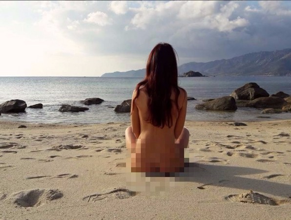 ▲ 義大利女網友拍攝一系列裸女風景照，吸引近10萬粉絲關注。（圖／翻攝自Instagram／naked_sardinia）