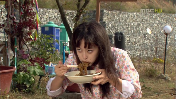 ▲韓劇《幻想情侶》韓藝瑟吃炸醬麵。（圖／翻攝自MBC）