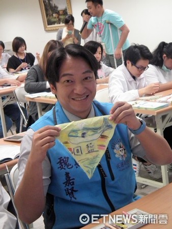 花蓮願景三角旗的製作，花蓮市長魏嘉賢畫出對花蓮的願景，呼籲大家對環保生態的重視。（圖／花蓮市公所提供）