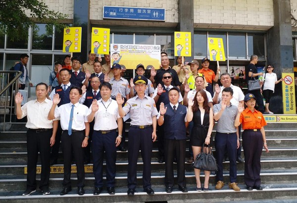 桃園市政府警察局為世大運邀集桃園計程車車隊遵守「心程則寧」公約，強調一、不拒載，不繞路。二、不違規攬客。三、依跳錶收費，不任意喊價。