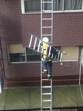 消防員扛7公斤掛梯爬4層樓救女　網讚：真的是英雄！（圖／翻攝自臉書洪育德）