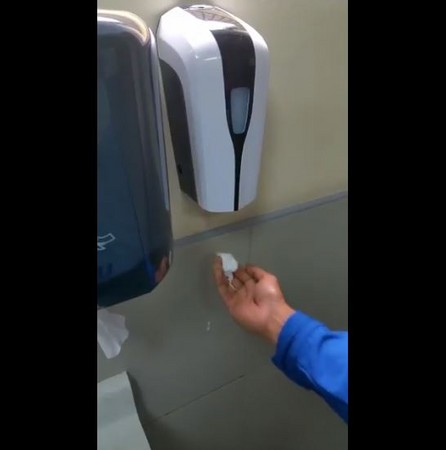 ▲▼ 洗手乳也歧視黑人？ 手掌怎麼擺動就是感應不到。（圖／翻攝自推特／@nke_ise）