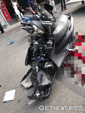 ▲▼車禍現場兩輛機車零件四散。(圖/記者陳豐德翻攝)