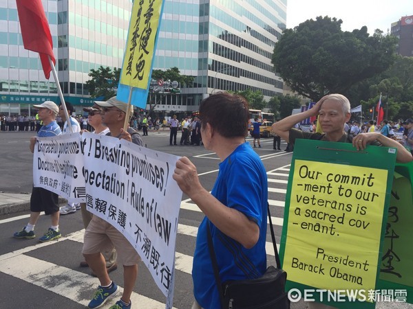 ▲▼ 影／世大運倒數！選手陸續進場　台獨、反年改路口叫陣　。（圖／記者張暐珩攝）